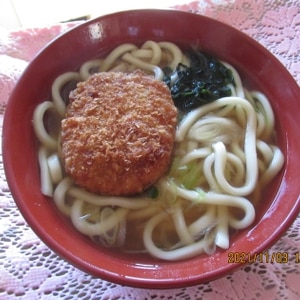 ゆでうどん！(^^)ワカメとコロッケのせアレンジ♪